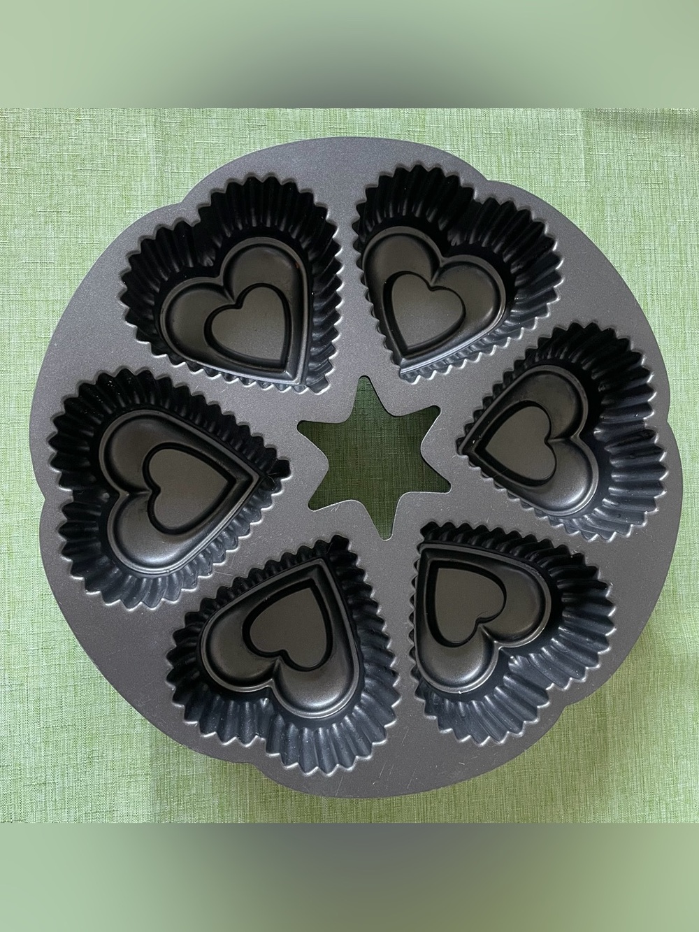 Wilton Dimensions 6-Cavity Mini Heart Aluminum Cake Pan